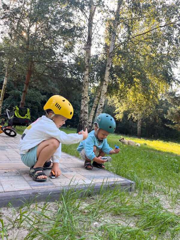 Dzieci i zabawa na ogrodzie w domku nad jeziorem Chańcza