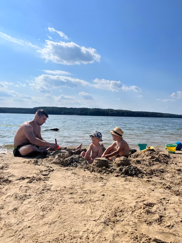 Rodzina i zabawa na plaży nad jeziorem Chańcza