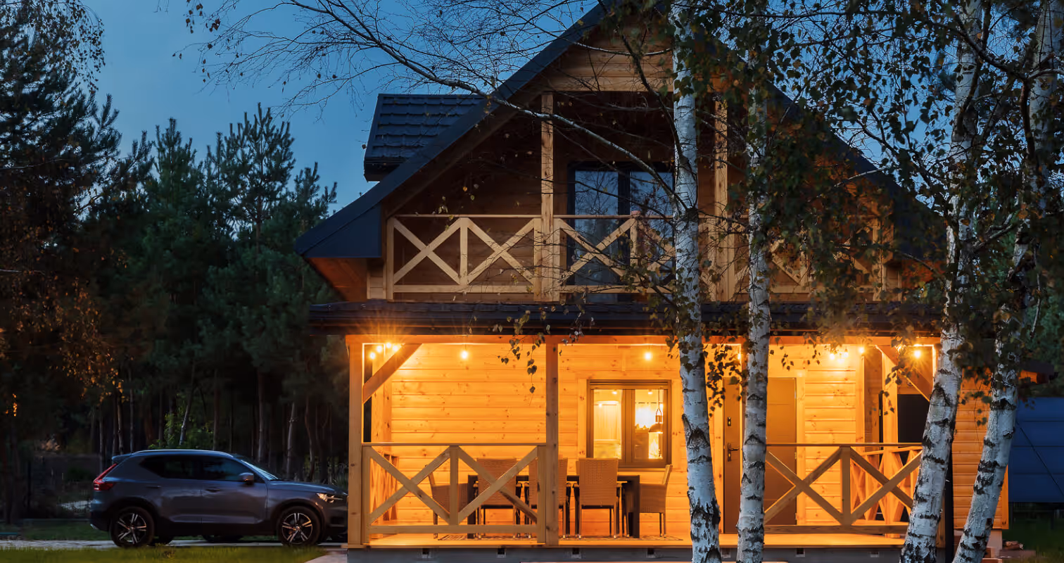 Domek Chańcza - widok z ogrodu wieczorem