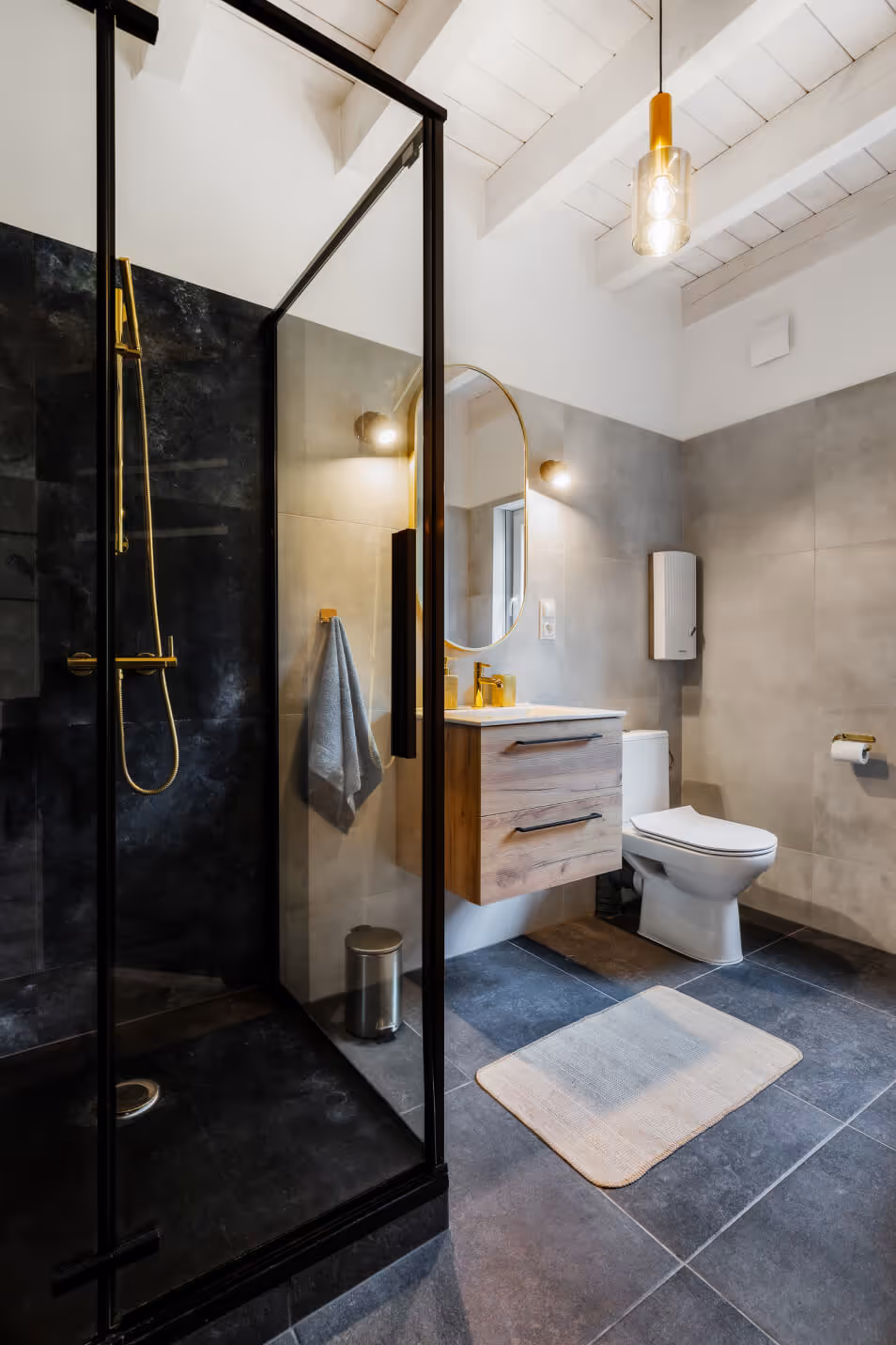 Domek Chańcza - prysznic, umywalka i toaleta na parterze