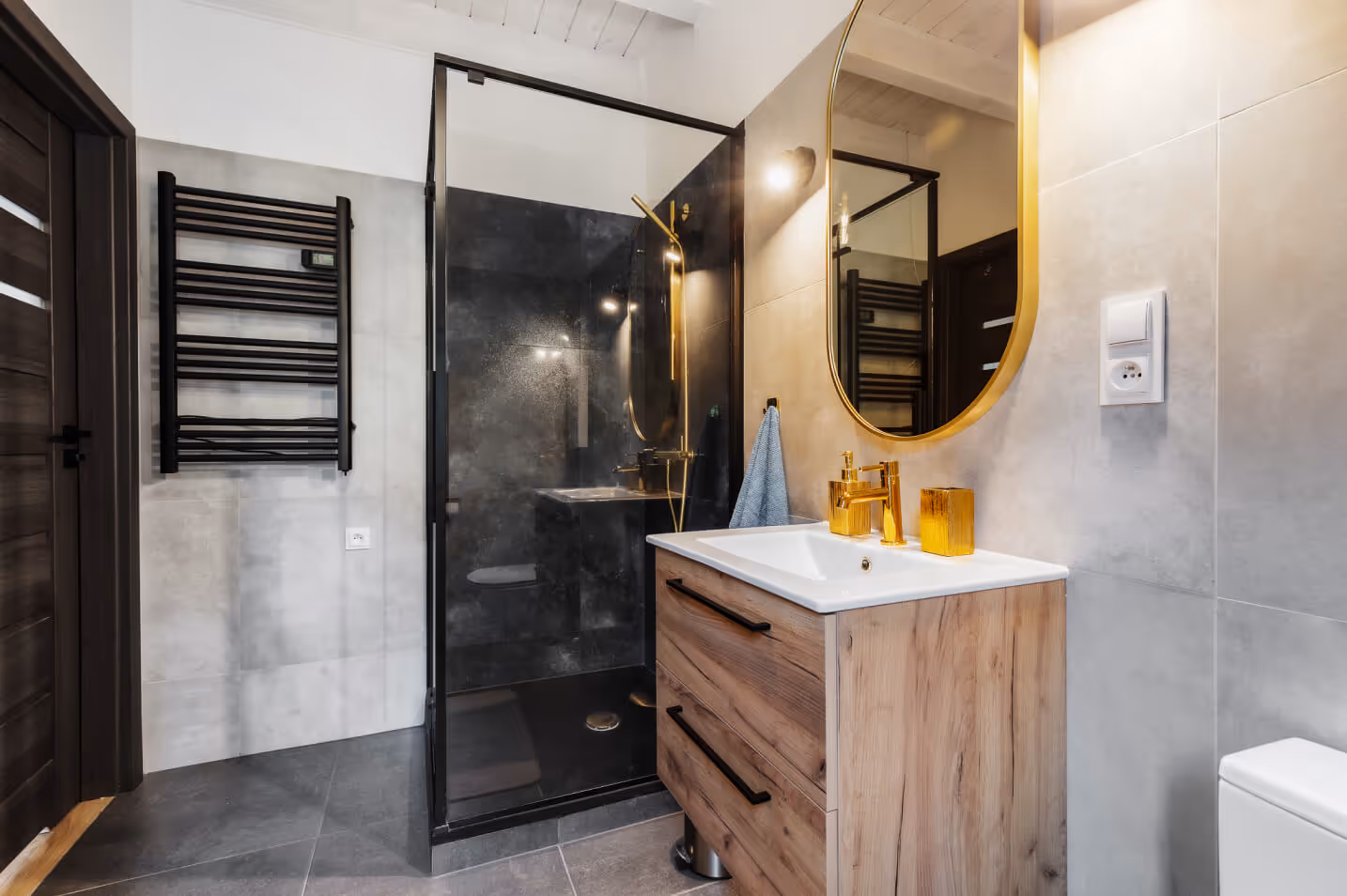 Domek Chańcza - prysznic i umywalka na parterze