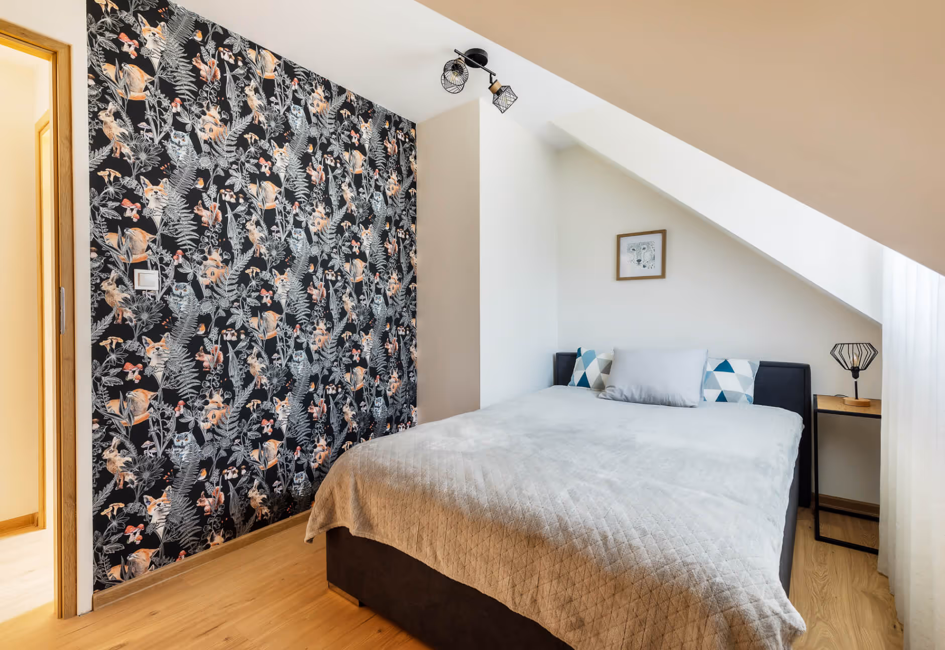 Domek Chańcza - mała sypialnia, widok na łóżko