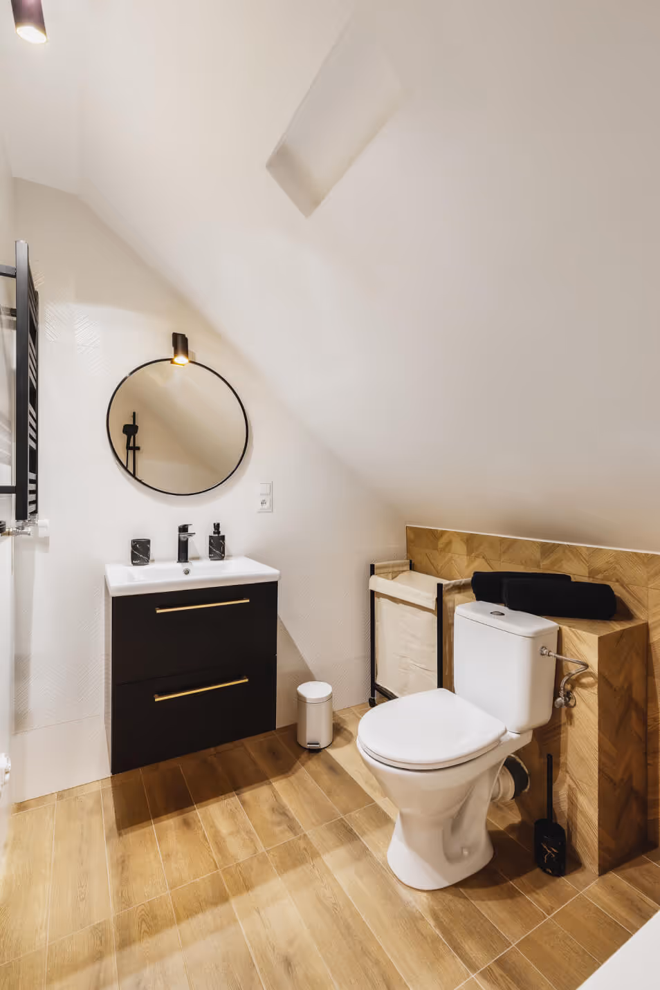 Domek Chańcza - Łazienka na piętrze. Umywalka i toaleta