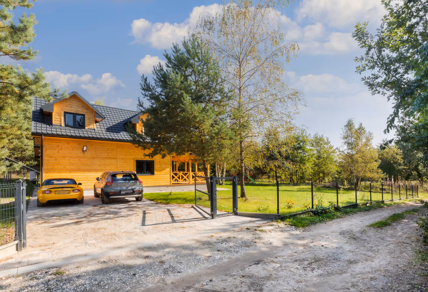 Domek Chańcza - widok na miejsca parkingowe