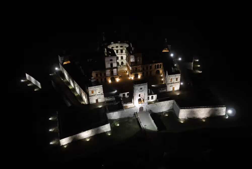 Zamek Krzyżtopór w nocy. Widok z drona