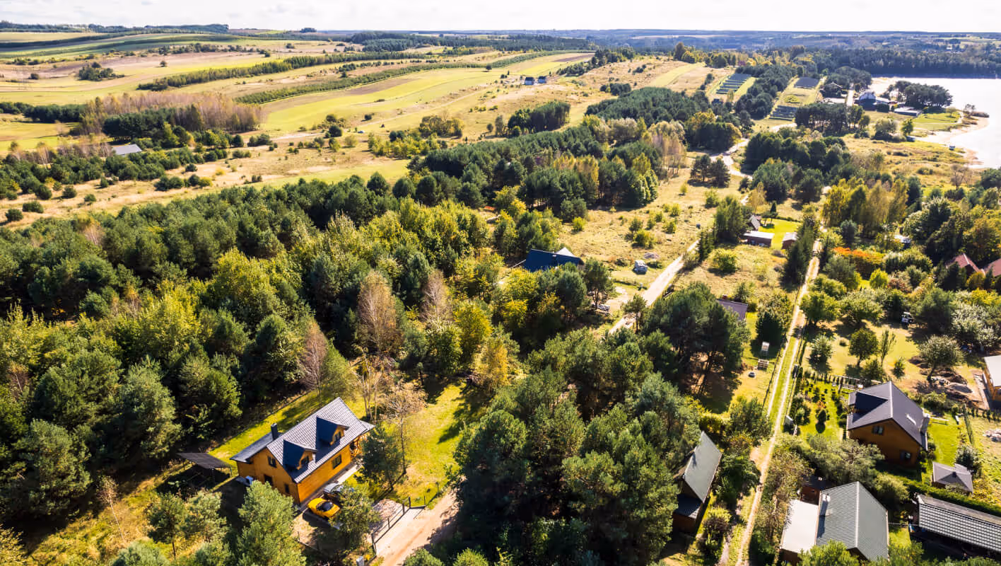 Domek całoroczny Chańcza - Widok z drona na otaczający las i jezioro