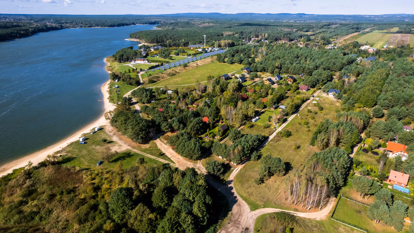 Domek całoroczny Chańcza - Widok z drona na otaczający las i jezioro oraz drogę do domku