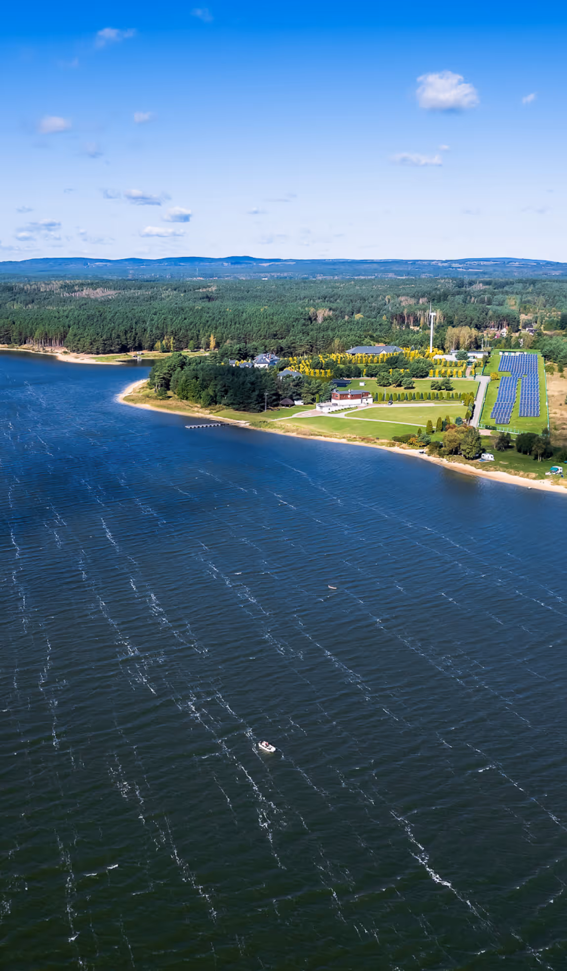 Domek Chańcza - atrakcje - widok z drona na jezioro